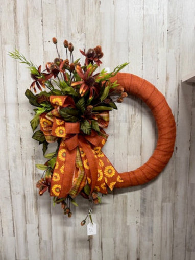 Decorative wreath with autumnal colors.